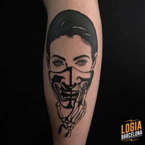tatuaje_cara_chica_mascara_calavera_pierna_parne_logia_barcelona 